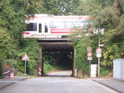 07-09-12-bruecke-heiderweg-suedseite-aus-distanz-mit-zug.jpg